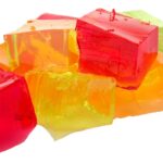 Bunte Fruchtgeleewürfel in verschiedenen Farben.