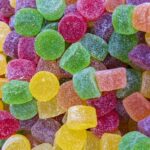 Bunte, zuckrige Fruchtgummis in verschiedenen Farben