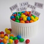 Bunter Süßigkeitenbehälter mit Namensschildern