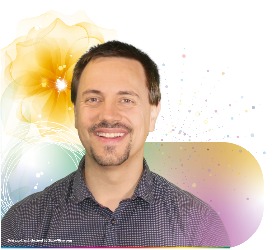 Lächelnder Mann mit dunklem Haar und Bart, kariertes Hemd, bunter abstrakter Blumen- und Sternenhintergrund