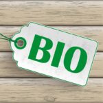 Bio-Label auf Holzoberfläche.