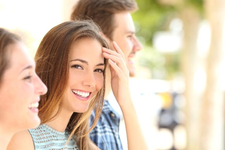 Lächelnde Personen im Freien