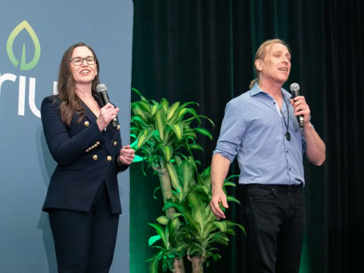 Zwei Personen sprechen auf einer Bühne.