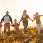 Familie läuft gemeinsam glücklich im Freien