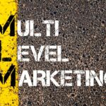 Begriff für Multi-Level-Marketing auf Asphaltuntergrund