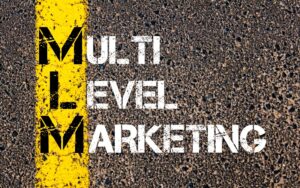 Begriff für Multi-Level-Marketing auf Asphaltuntergrund