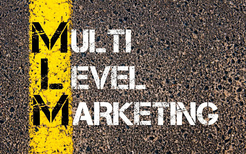 Begriff für Multi-Level-Marketing auf Asphaltuntergrund
