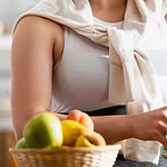 Grüner Smoothie wird in ein Glas gegossen.