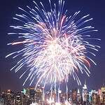 Bunte Feuerwerke über der Stadt bei Nacht