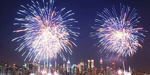 Bunte Feuerwerke über der Stadt bei Nacht