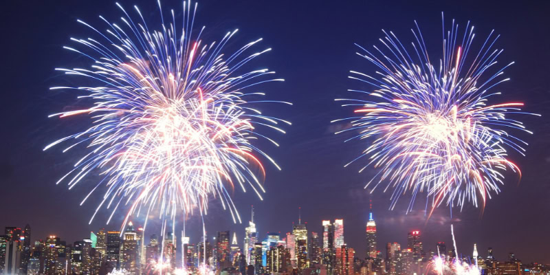 Bunte Feuerwerke über der Stadt bei Nacht