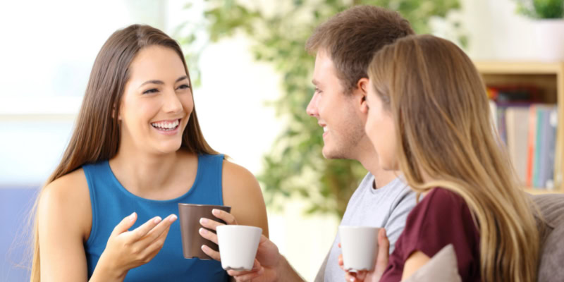 Drei Freunde genießen eine entspannte Tasse Kaffee.