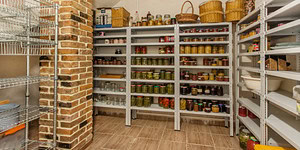 Küche mit Regalen voller Konserven und Vorräte
