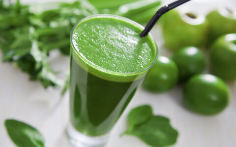 Grüner Smoothie mit frischem Gemüse