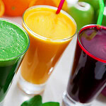 Drei bunte Frucht- und Gemüsesäfte
