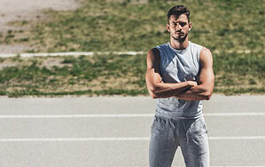 Mann im Sportoutfit im Freien