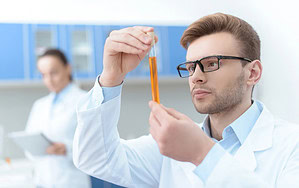 Wissenschaftler untersucht Testtube im Labor