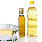 Óleo, manteiga e garrafa em fundo branco