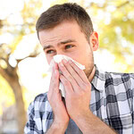 Homem assoa o nariz ao ar livre