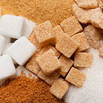 Diferentes tipos de açúcar em uma mesa